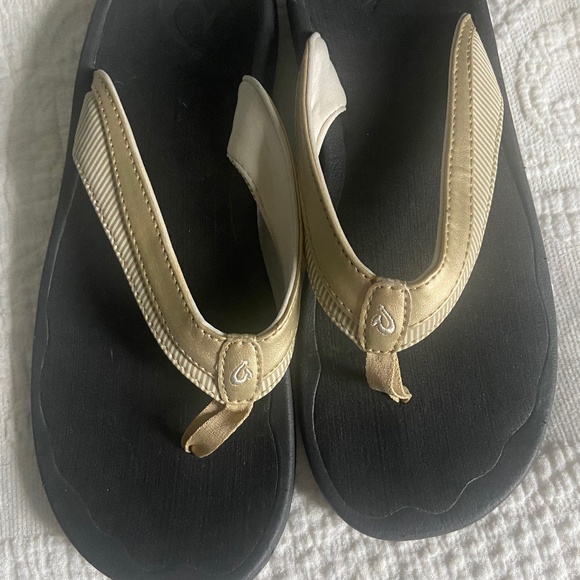 Like new Olukai Flip flop sandals - Picture 1 of 5